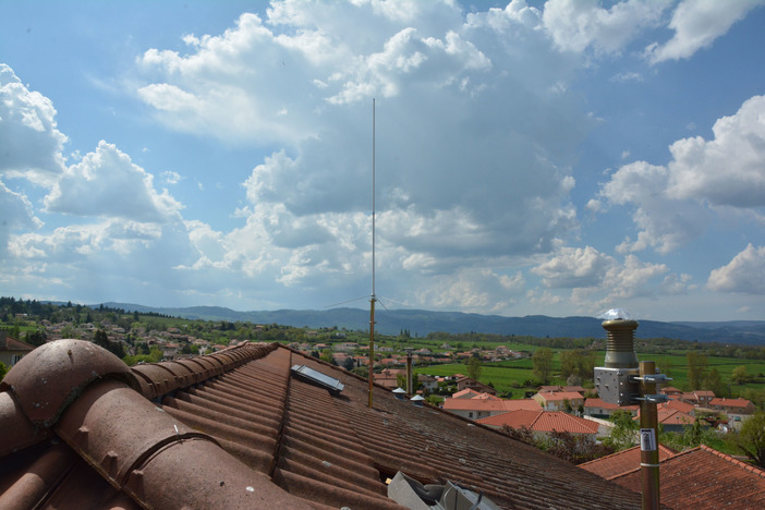 Antenne et caméra sur le toit de la mairie de Villerest